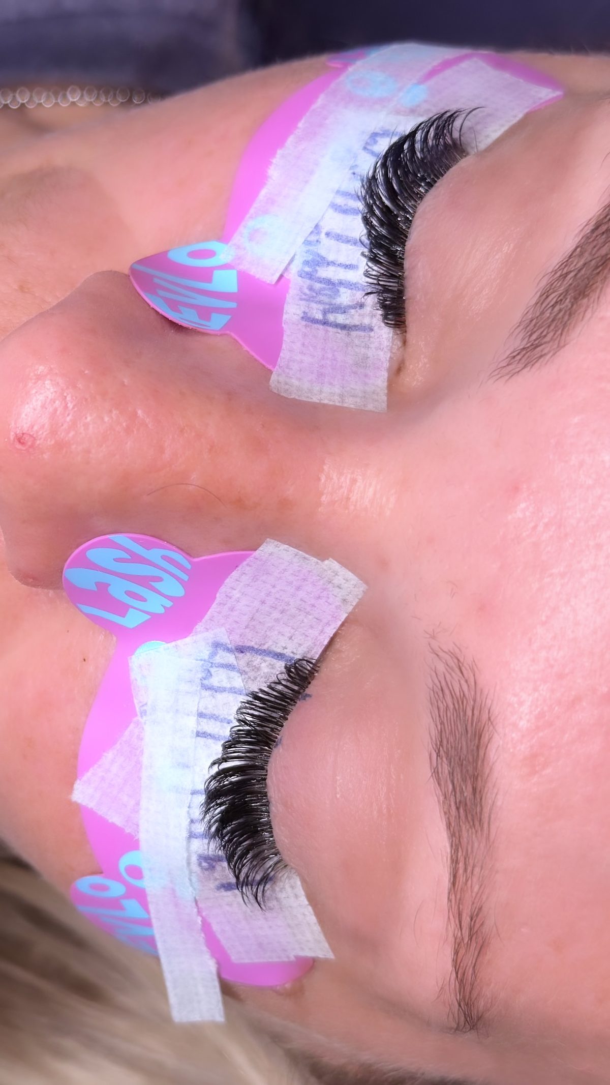 Lash extensions curing under UV light